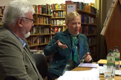 Barbara Petermann in der Bibliothek Hainburg.