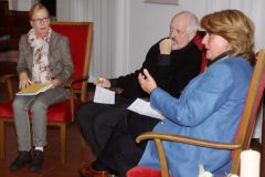 Barbara Petermann bei einer Lesung im Gonsenheimer Rathaus und Diskussion mit der Ortsvorsteherin Sabine Flegel und dem Arzt Dr. Christoph Lembens.
